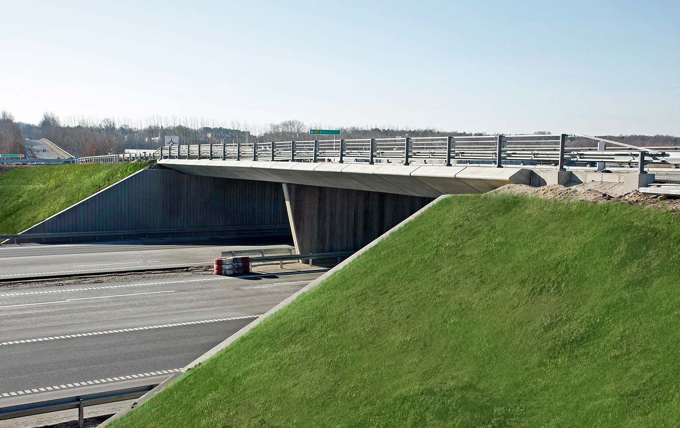 Bro over motorvejen ved Fløng Elementbroer